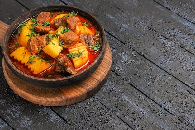 Foto gratuita vista frontal de la sopa de salsa de carne con verduras y patatas en el escritorio oscuro sopa de carne salsa de comida