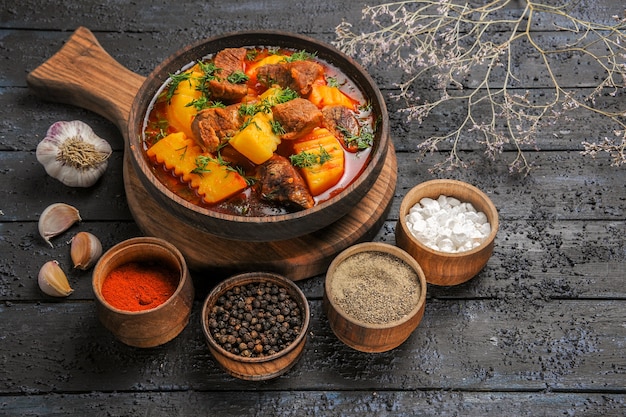 Vista frontal de la sopa de salsa de carne con verduras y patatas en el escritorio oscuro sopa cena salsa carne