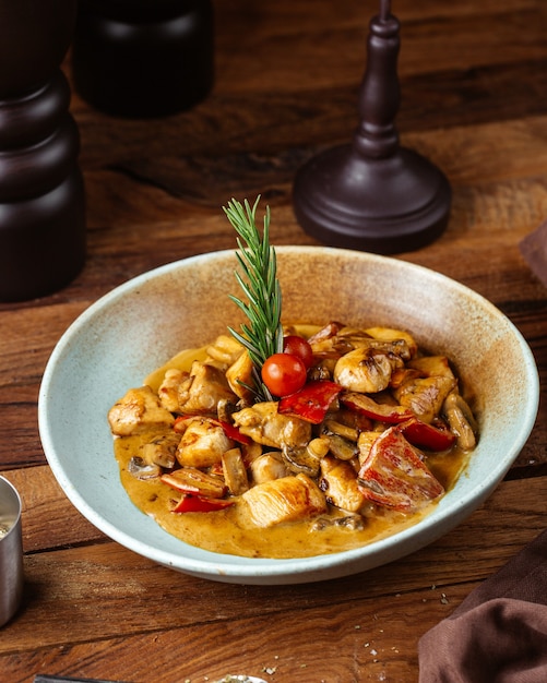 Foto gratuita una vista frontal de la sopa de verduras con carne y tomate en la mesa marrón comida comida carne vegetal