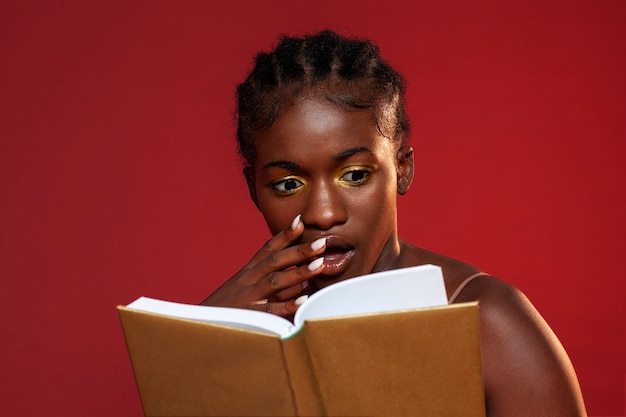 Vista frontal sorprendida mujer leyendo libro