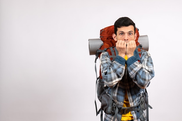 Vista frontal sorprendido joven viajero con mochila