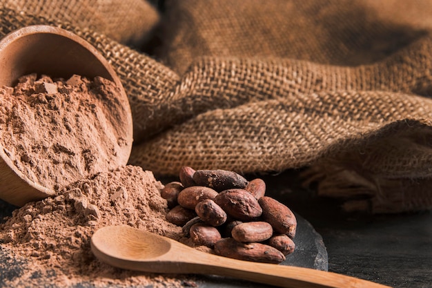 Vista frontal surtido de chocolate dulce en tablero oscuro con espacio de copia