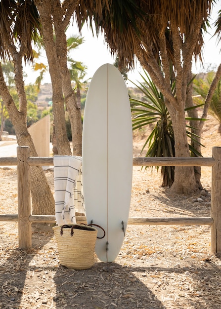 Foto gratuita vista frontal de la tabla de surf en la playa