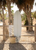 Foto gratuita vista frontal de la tabla de surf en la playa