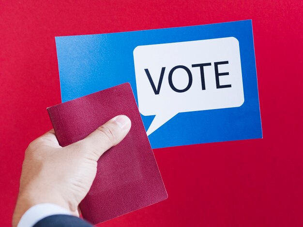 Vista frontal de la tarjeta azul con bocadillo de votación sobre fondo rojo.