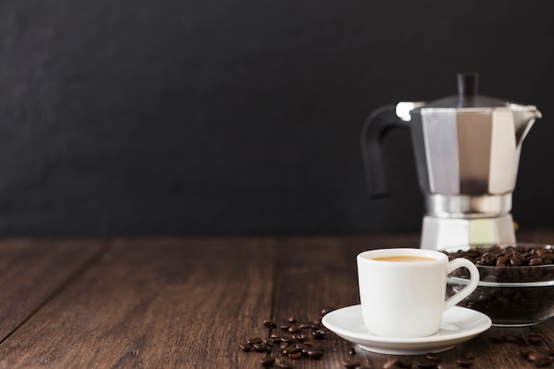 Vista frontal de la taza de café con espacio de copia