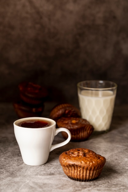 Foto gratuita vista frontal taza de café con magdalenas