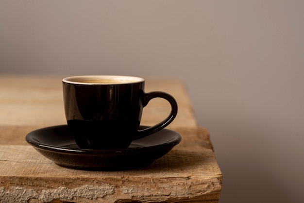 Vista frontal taza de café en la mesa de madera