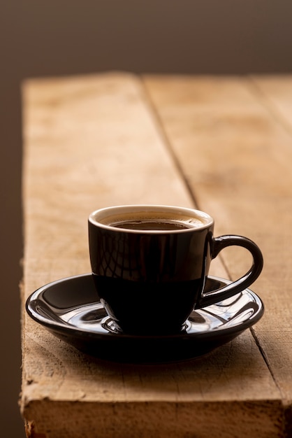 Vista frontal taza de café en la mesa de madera