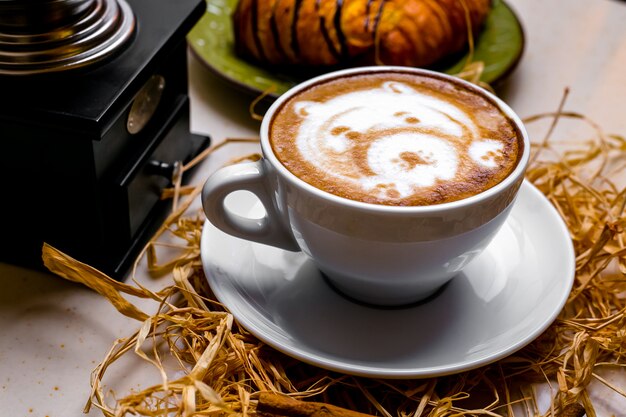 Vista frontal taza de capuchino con un patrón de oso