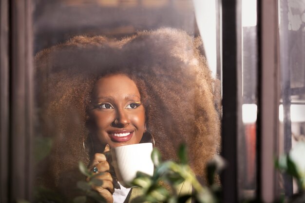 Vista frontal de la taza de explotación de mujer sonriente