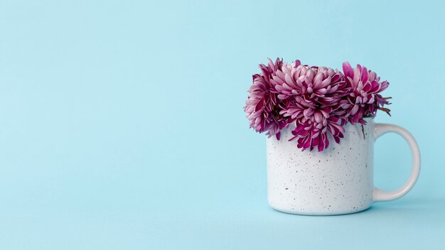 Vista frontal de la taza con flores y espacio de copia para el día de San Valentín