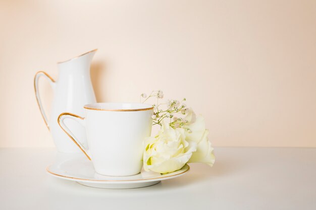Vista frontal de la taza de té y flores