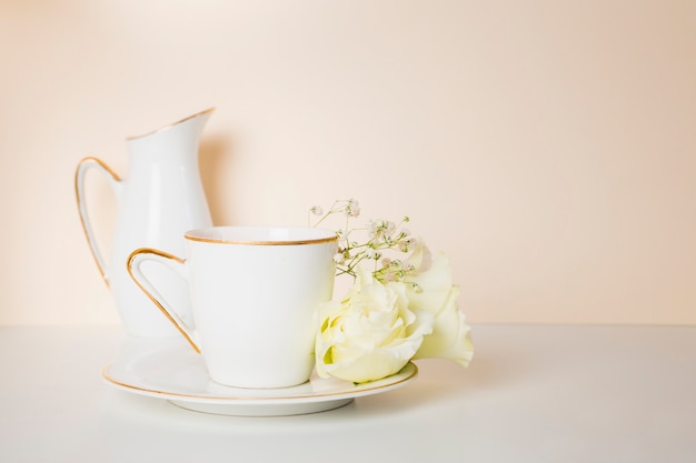 Vista frontal de la taza de té y flores