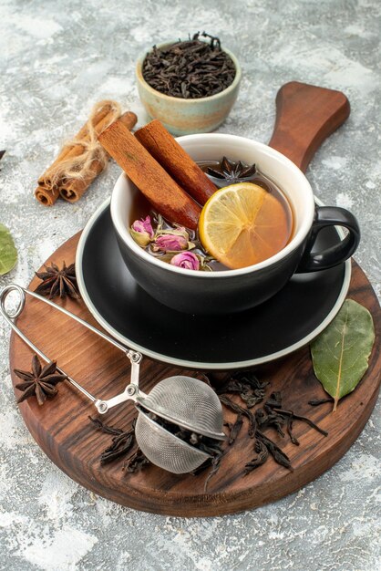 Vista frontal taza de té con limón sobre fondo blanco ceremonia sabor color mañana desayuno comida fruta flor