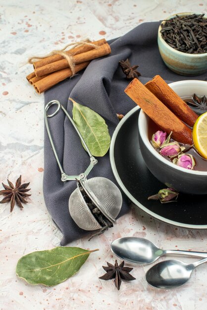 Vista frontal taza de té con limón sobre fondo blanco desayuno ceremonia sabor color mañana fruta flor