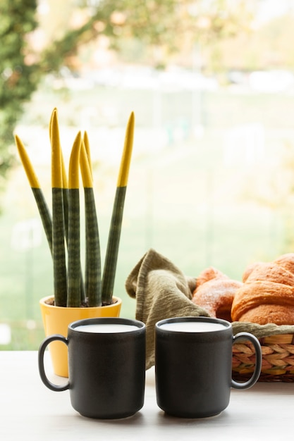 Vista frontal tazas de café con croissants