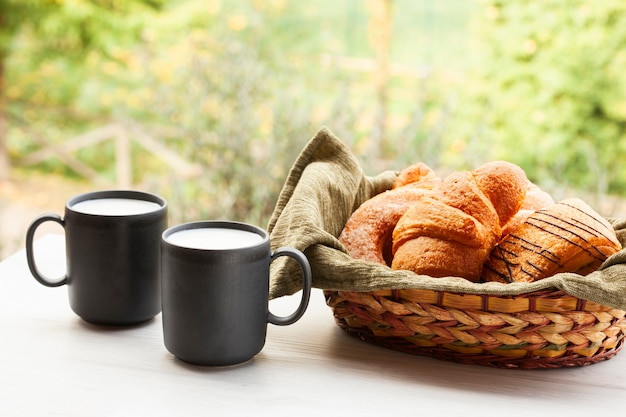 Vista frontal tazas de café con croissants