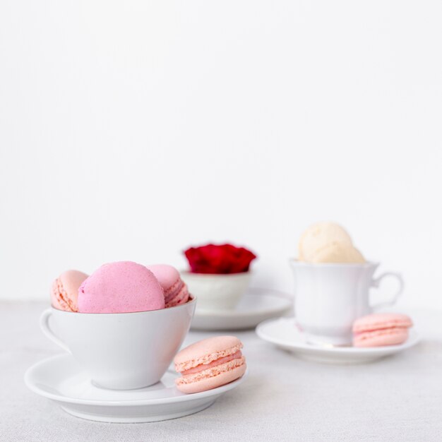 Vista frontal de tazas con macarons