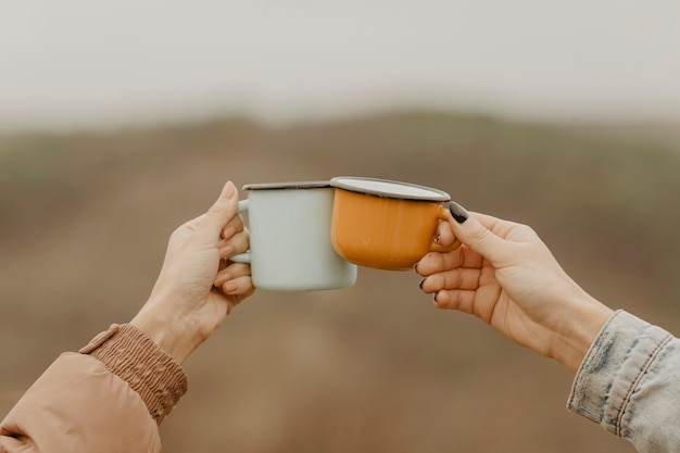 Vista frontal tazas con té caliente para descansos