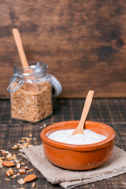 Vista frontal del tazón de desayuno con yogurt orgánico