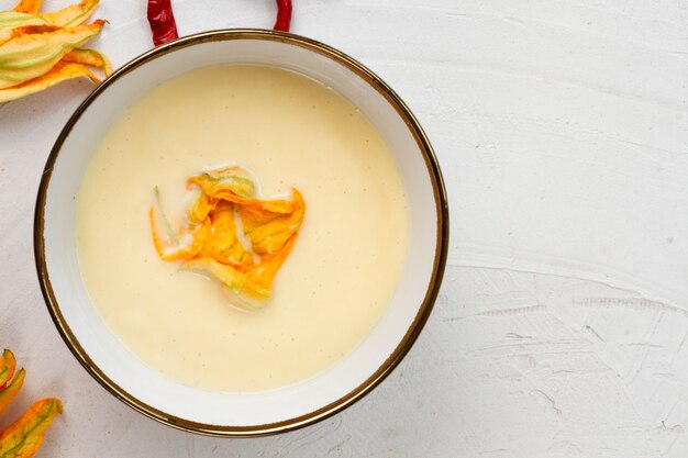 Vista frontal del tazón de sopa con verduras