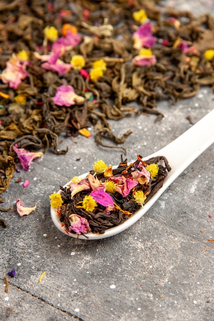 Foto gratuita vista frontal de té afrutado seco fresco con sabor a flores en un espacio gris