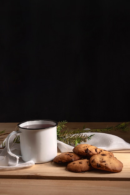 Vista frontal de té con galletas