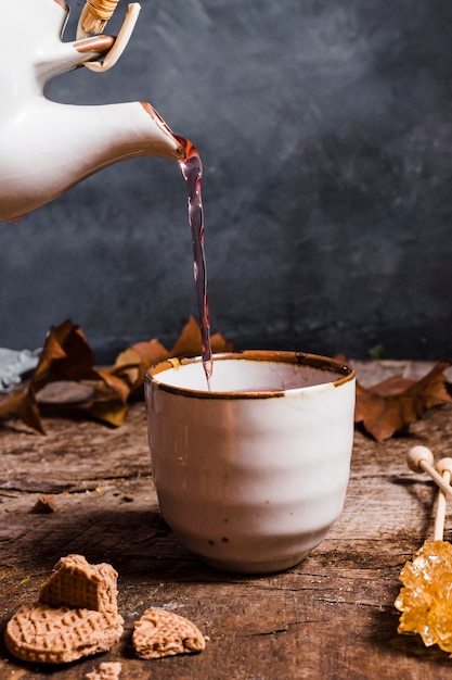 Vista frontal de té se vierte en taza