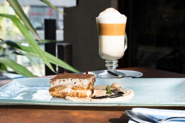 Foto gratuita vista frontal tiramisú con café con leche macchiato