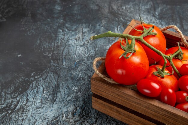 Vista frontal de tomates frescos con cereza dentro de la caja