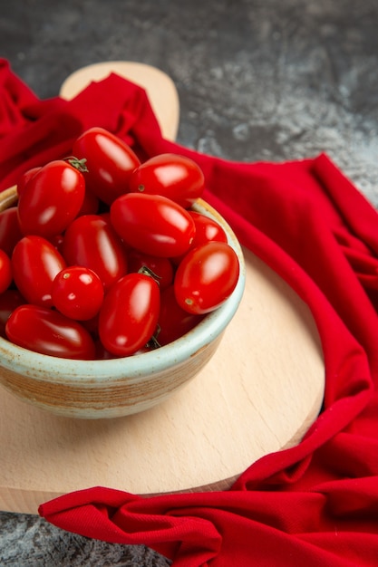 Foto gratuita vista frontal de tomates frescos dentro de la placa