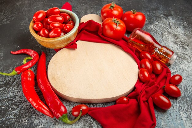 Vista frontal de tomates frescos con pimientos picantes