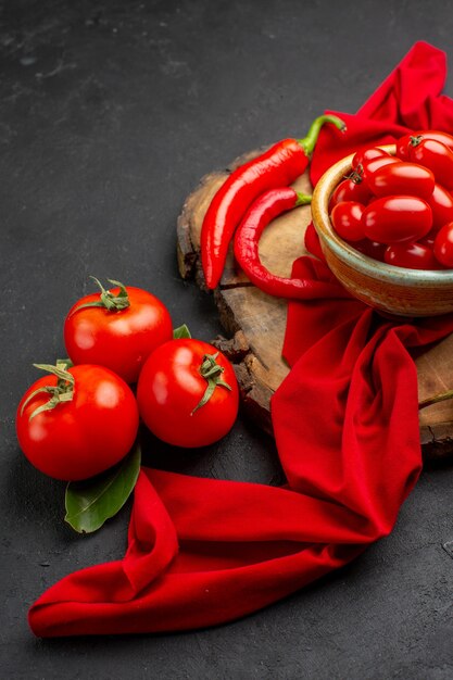 Vista frontal de tomates rojos frescos con pimiento picante