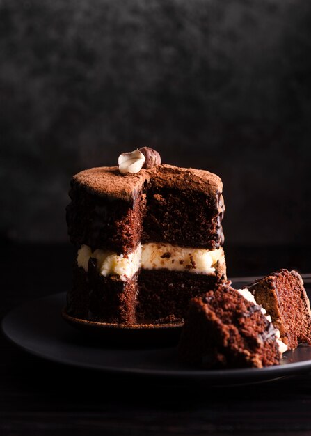 Vista frontal de la torta con un corte cortado