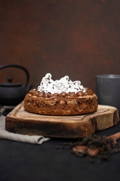 Vista frontal de la torta con espacio de copia