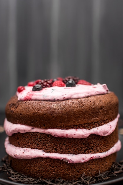 Vista frontal de la torta con espacio de copia