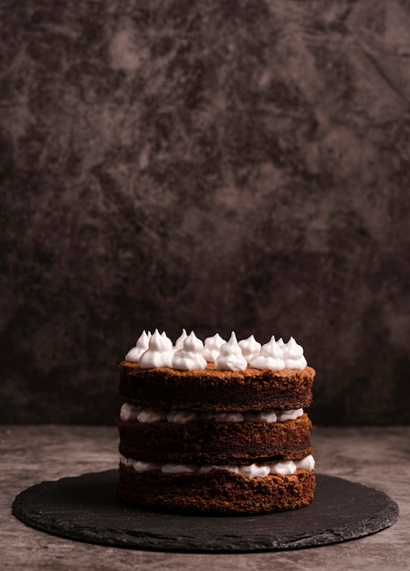 Vista frontal de la torta en pizarra con espacio de copia