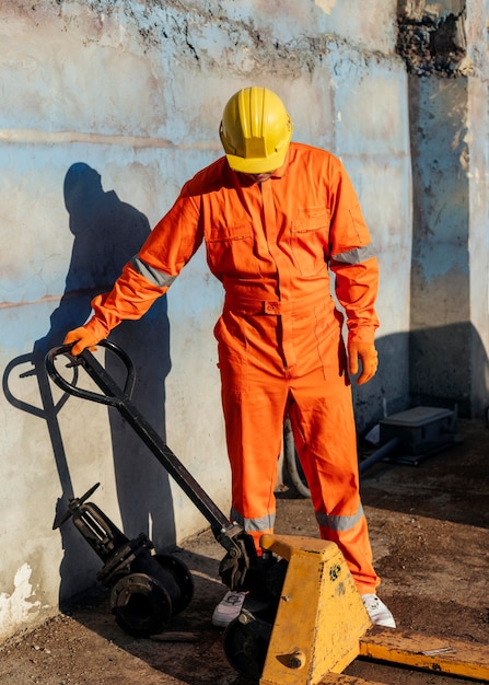 Vista frontal del trabajador con casco y uniforme