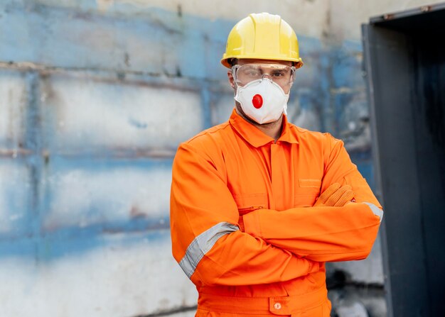 Vista frontal del trabajador masculino con casco y espacio de copia