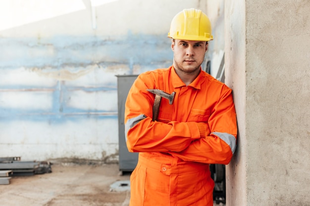 Foto gratuita vista frontal del trabajador masculino con casco y gafas de seguridad