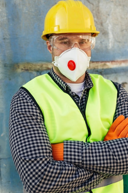 Foto gratuita vista frontal del trabajador masculino con gafas protectoras y chaleco reflectante