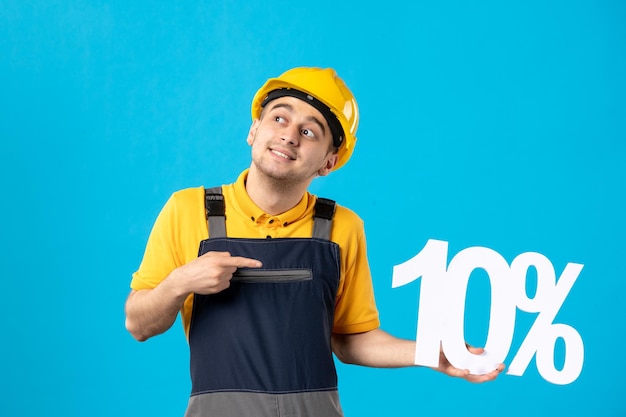 Vista frontal del trabajador masculino sonriente en uniforme con escritura en azul