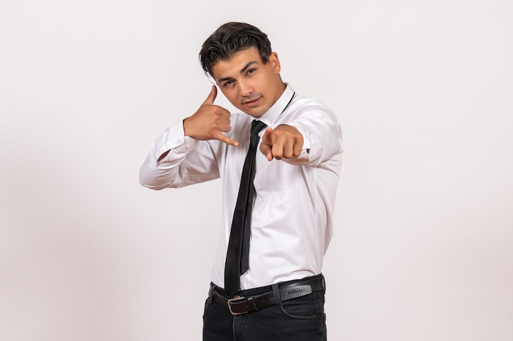 Foto gratuito vista frontal trabajador de oficina masculino posando en el piso blanco trabajo trabajo masculino negocio
