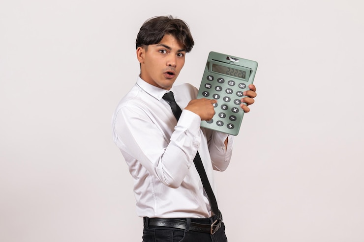 Foto gratuito vista frontal trabajador de oficina masculino sosteniendo la calculadora en la pared blanca trabajo trabajo humano masculino