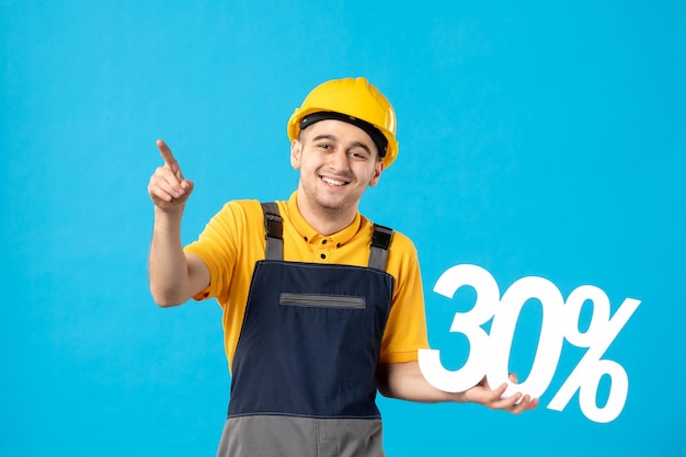 Vista frontal del trabajador de sexo masculino en uniforme con escritura en azul