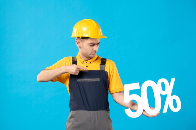 Vista frontal del trabajador de sexo masculino en uniforme con escritura en azul