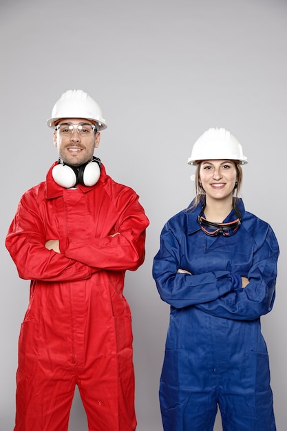 Vista frontal de trabajadores de la construcción masculinos y femeninos