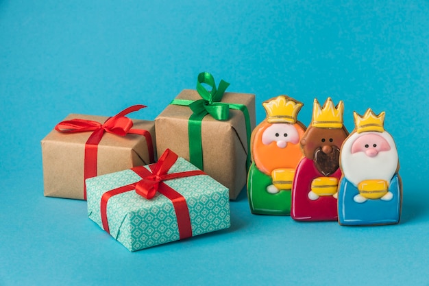 Foto gratuita vista frontal de tres reyes con regalos para el día de la epifanía.