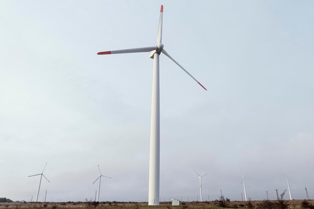 Vista frontal de la turbina eólica en el campo que genera energía